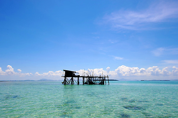 포토 JPG 해외이미지 구름 전통 아시아 문화 바다 섬 여행 자연 하늘 주택 동양인 풍경 사람없음 야외 목재 물 파란색 마을 시골 보트 가난 말레이시아 집시 해외202004 해외포토 자연요소 나무 나라 컬러 컨셉 배_교통 재료 인종 건물 생태계 파일형식 이미지허브