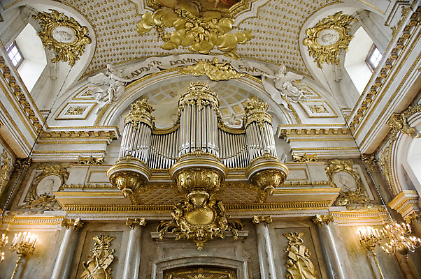 포토 JPG 해외이미지 디자인 유럽 기독교 종교 음악 여행 패턴 건축양식 왕관 스웨덴 사람없음 건물 장식 조각상 노란색 성당 교회 금속 힘 궁전 바위 기구 도시 역사 오르간 재산 황금 은색 청동 타운 천연기념물 고딕 뮤지컬 수녀원 스칸디나비아 스톡홀름 신앙심 옛날 해외202004 해외포토 건축물 건축 나라 컬러 고건축 무늬 종교건축 재질 문화예술 북유럽 금융 조형물 건반악기 파일형식 이미지허브