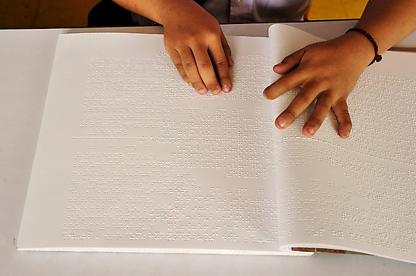 포토 JPG 해외이미지 손 응시 교육 종이 텍스트 통신 손가락 학교 사람 사람없음 책 단어 터치 흰색 감각 장애인 편지 심볼 읽기 사인 시력 문학 페이지 시스템 시트 장애 소통 대본 소셜 시각장애인 헬프 해외202004 해외포토 문자 시선 컬러 컨셉 모션 신체부위 도움 파일형식 이미지허브