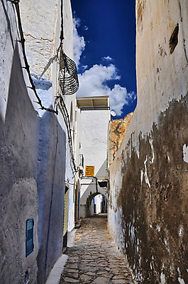포토 JPG 해외이미지 전통 도로 벽 바다 여행 건축양식 아프리카 휴가 거리 주택 사람없음 건물 파란색 태양 문 사막 흰색 도시 이슬람교 지중해 부식 아치 좁은 아라비아 타운 사하라 메디나 아랍어 옛날 튀니지 해외202004 해외포토 자연요소 건축물 건축 나라 종교 길 컬러 교통시설 파일형식 이미지허브