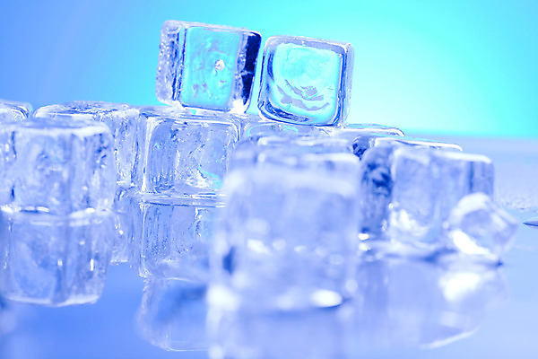 포토 JPG 해외이미지 음료 사람없음 파란색 얼음 블록 투명 액체 시원함 크리스탈 큐브 정사각형 고체 해외202004 해외포토 자연요소 도형 컬러 광석 파일형식 이미지허브