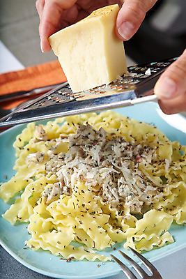 포토 JPG 해외이미지 라이프스타일 접시 음식 조각 부분 치즈 파스타 건강 요리 사람없음 파란색 노란색 요식업 식당 식사 이탈리아 블록 신선 바 맛 상품 먹기 싱글 유기농 칼로리 덩어리 점심식사 쇠창살 수유 식품점 핸드메이드 해외202004 해외포토 식기 웰빙 유럽 산업 컬러 컨셉 모션 유제품 서양음식 생활 상점 파일형식 이미지허브