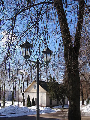 포토 JPG 해외이미지 나무 구름 계절 공원 유럽 도로 겨울 건축양식 자연 하늘 휴식 주택 건조 사람 풍경 사람없음 야외 건물 파란색 쌓기 맑음 흰색 나뭇가지 등불 램프 손전등 도시 아스팔트 러시아 일반 모스크바 해외202004 해외포토 자연요소 식물 건축물 공공시설 건축 나라 길 컬러 컨셉 교통시설 모션 날씨 조명 생태계 파일형식 이미지허브
