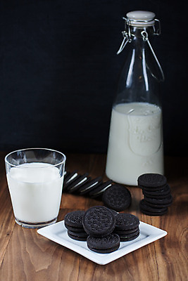 포토 JPG 해외이미지 음식 샌드위치 사람없음 쌓기 쿠키 과자 초콜릿 우유 대접 달콤 가득함 크림 폭식 프로스팅 해외202004 해외포토 모션 디저트 유제품 맛 제빵 파일형식 이미지허브