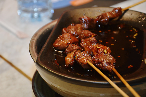 포토 JPG 해외이미지 전통 접시 아시아 문화 음식 피망 오이 육류 요리 동양인 사람없음 파티 식당 검은색 식사 저녁식사 치킨 소고기 발표 막대기 꼬치 그릴 바비큐 이슬람교 굽기 대나무 매움 인도네시아 땅콩 레시피 양고기 점심식사 식용 인기 절임 해외202004 해외포토 나무 식기 나라 종교 컬러 채소 식재료 주방용품 인종 이벤트 상점 견과류 맛 구이 닭고기요리 파일형식 이미지허브