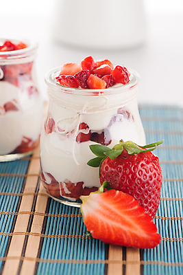 포토 JPG 해외이미지 딸기 단면 유리병 디저트 실내 사람없음 아웃포커스 흰배경 요거트 나무발 해외202004 해외포토 음식 백그라운드 과일 병_용기 유제품 촬영기법 내부 흰색 파일형식 이미지허브