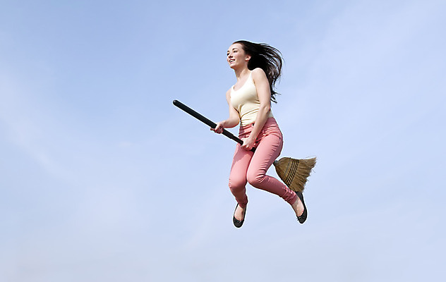 포토 JPG 해외이미지 여자 행복 여행 모션 자연 하늘 바람 한명 미소 웃음 앉기 빨간색 파란색 점프 자유 승차 빗자루 출발 마녀 마법 리프팅 성인여자만 카피스페이스 해외202004 해외포토 자연요소 1 감정 컬러 컨셉 날씨 표정 사람 공백 청소도구 생태계 여자만 성인만 파일형식 이미지허브