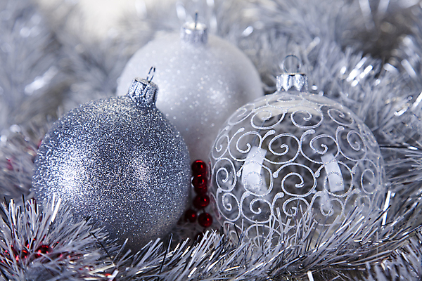 포토 JPG 해외이미지 크리스마스장식 크리스마스 실내 근접촬영 사람없음 아웃포커스 장식볼 은색 오브젝트 오너먼트 해외202004 해외포토 기념일 뷰포인트 컬러 촬영기법 내부 장식 파일형식 이미지허브