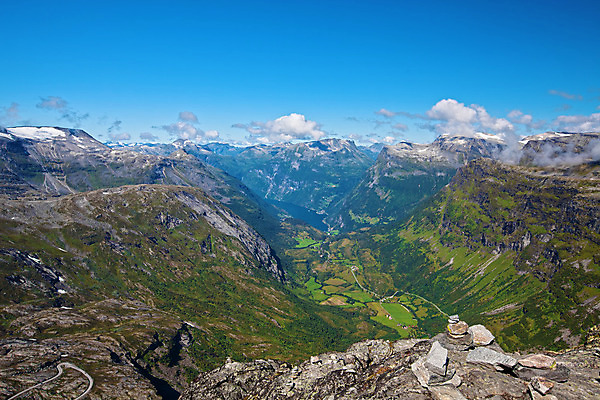 포토 JPG 해외이미지 나무 식물 구름 유럽 바다 여행 자연 하늘 산 노르웨이 풍경 사람없음 물 여름 파란색 반사 평화 마을 침묵 바위 보트 크루즈 언덕 함선 지역 내추럴 스칸디나비아 전국 해외202004 해외포토 자연요소 계절 나라 컬러 컨셉 배_교통 소리 돌_바위 생태계 파일형식 이미지허브