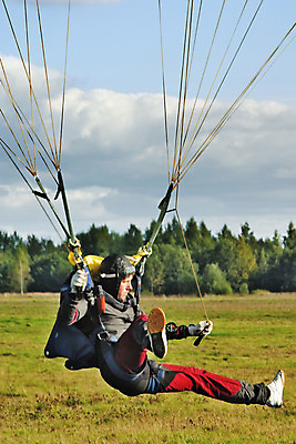 포토 JPG 해외이미지 백인 구름 날개 하늘 바람 날씨 한명 여름 파란색 어둠 침묵 벨트 던지기 계획 공항 헬멧 위험 속도 섬광 지원 해외202004 해외포토 자연요소 서양인 1 잡화 계절 컬러 컨셉 교통시설 모션 사람 소리 보호장비 파일형식 이미지허브