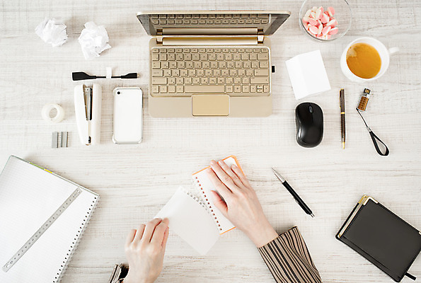 포토 JPG 해외이미지 접시 손 종이 커피 음료 분홍색 유리 탁자 자 사탕 창조 사람 사람없음 컵 가로 스마트폰 컴퓨터 사무실 펜 갈색 금속 검은색 공책 흰색 기록 업무 도자기 쥐 스테이플러 시트 찌그러짐 구김 해외202004 해외포토 식기 컬러 가구 컨셉 비즈니스 모션 재질 문구용품 디저트 신체부위 전자제품 핸드폰 스마트기기 필기구 사무용품 작업 설치류 파일형식 이미지허브