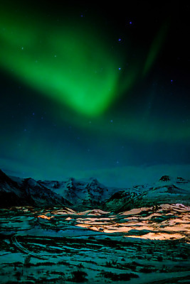 포토 JPG 해외이미지 별 겨울 자연 하늘 바람 날씨 전등 산 아이슬란드 풍경 사람없음 야외 초록색 빛 태양 얼음 추위 춤 황무지 분위기 야간 북극 호기심 봉 천문학 북쪽 남쪽 오로라 내추럴 현상 해외202004 해외포토 자연요소 계절 교육 감정 유럽 컬러 컨셉 자연현상 문화예술 조명 극지방 방향 생태계 파일형식 이미지허브