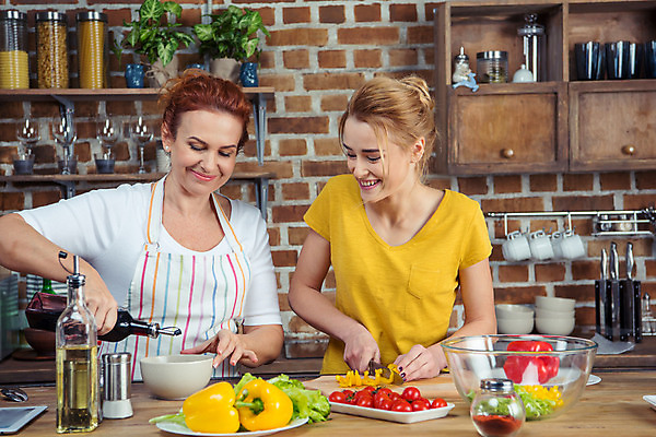 포토 JPG 해외이미지 라이프스타일 웰빙 여자 딸 행복 감정 음식 백그라운드 가족 관계 엄마 함께함 요리 사람 성인 두명 부모 앞치마 우정 기쁨 샐러드 육아 장면 세대 진짜 정확 해외202004 해외포토 컨셉 생활 친구 파일형식 이미지허브