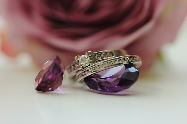 포토 JPG 해외이미지 결혼 결혼식 사람없음 장미 금속 보라색 반지 원형 황금 고급 보석 결혼반지 다이아몬드 약혼 설정 해외202004 해외포토 도형 꽃 컬러 컨셉 장신구 재질 이벤트 광석 약속 파일형식 이미지허브