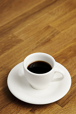 포토 JPG 해외이미지 1 커피 음료 탁자 사람없음 컵 카페 흰색 컵받침 백자 해외202004 해외포토 식기 컬러 가구 상점 도자기 받침대 파일형식 이미지허브