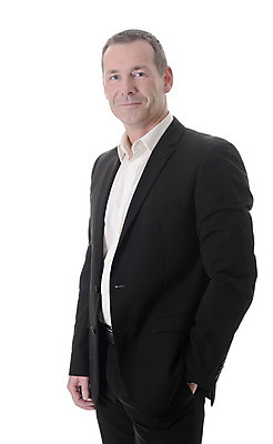 포토 JPG 해외이미지 스튜디오촬영 응시 행복 셔츠 비즈니스 사업가 성공 갈색머리 관리 한명 미소 정장 세로 갈색 흰색 비즈니스맨 자신감 우아함 만족 흰배경 컨설턴트 경영자 변호사 고립 심각 해외202004 해외포토 직업 1 헤어스타일 시선 옷 남자 감정 컬러 백그라운드 컨셉 상의 실내 표정 사람 직장인 전문직 상담 리더 파일형식 이미지허브