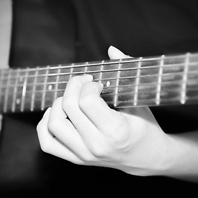 포토 JPG 해외이미지 손 연주 흑백 실내 신체부위 기타 잡기 해외202004 해외포토 음악 모션 현악기 촬영기법 사람 내부 파일형식 이미지허브