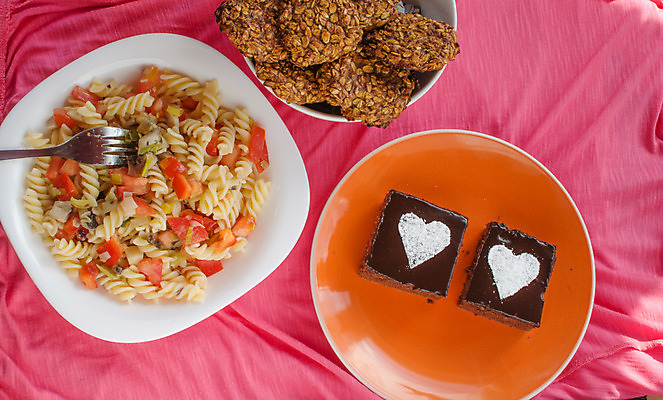포토 JPG 해외이미지 음식 조각 백그라운드 과일 디저트 기념 발렌타인데이 사랑 사람없음 장식 갈색 파티 케이크 식당 초콜릿 어둠 빵집 흰색 축하 신선 원형 생일 달콤 맛 설탕 굽기 먹기 크림 체코 무스 반투명 브라우니 해로움 프로스팅 해외202004 해외포토 도형 기념일 감정 유럽 컬러 컨셉 모션 데이이벤트 이벤트 상점 구이 제빵 파일형식 이미지허브