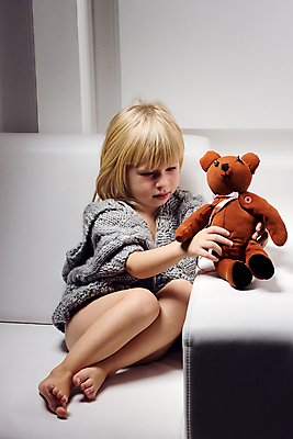 포토 JPG 해외이미지 전신 여자 딸 어린이 휴식 실내 한명 미소 앉기 소녀 앞모습 소파 장난감 곰인형 잡기 소녀한명만 해외202004 해외포토 1 인형 뷰포인트 컨셉 의자 가족 모션 표정 사람 내부 여자한명만 소녀만 파일형식 이미지허브