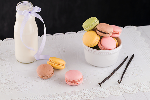 포토 JPG 해외이미지 그릇 리본 실내 사람없음 우유 달콤 우유병 마카롱 바닐라 해외202004 해외포토 식기 병_용기 디저트 유제품 내부 맛 파일형식 이미지허브