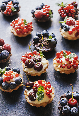 포토 JPG 해외이미지 디저트 실내 사람없음 아웃포커스 여러개 과일타르트 타르트 남색배경 해외202004 해외포토 음식 빵 다수 백그라운드 촬영기법 내부 남색 파이_빵 파일형식 이미지허브