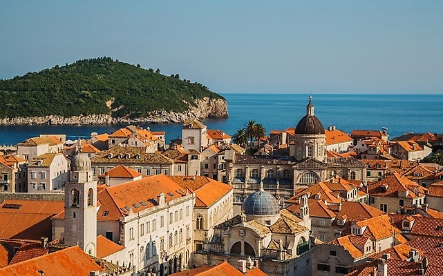 포토 JPG 해외이미지 전통 바다 여행 지붕 거리 사람없음 건물 성당 교회 탑 항구 도시 성 지중해 베네치아 타운 크로아티아 두브로브니크 발칸반도 해외202004 해외포토 건축물 유럽 종교건축 교통시설 이탈리아 파일형식 이미지허브