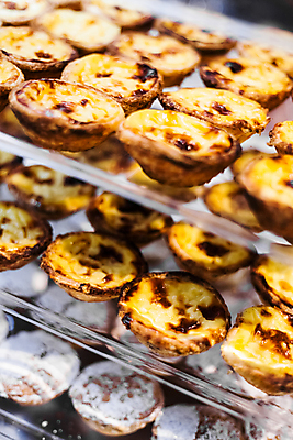 포토 JPG 해외이미지 디저트 실내 사람없음 아웃포커스 전시 달콤 진열장 에그타르트 해외202004 해외포토 음식 촬영기법 내부 맛 타르트 파일형식 이미지허브