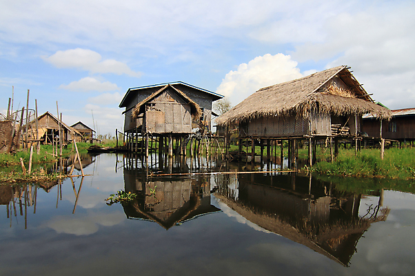 포토 JPG 해외이미지 전통 실루엣 아시아 문화 호수 여행 주택 기술 동양인 사람없음 물 파란색 반사 마을 침묵 잡초 땅 대나무 시력 카약 노젓기 내추럴 미얀마 민물 스타일 해외202004 해외포토 자연요소 나무 식물 나라 컬러 모션 촬영기법 인종 건물 소리 수상스포츠 파일형식 이미지허브