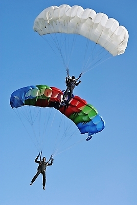 포토 JPG 해외이미지 구름 날개 하늘 바람 날씨 두명 여름 파란색 어둠 침묵 벨트 던지기 계획 공항 헬멧 위험 속도 지원 해외202004 해외포토 자연요소 잡화 계절 컬러 컨셉 교통시설 모션 사람 소리 보호장비 파일형식 이미지허브