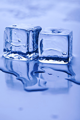 포토 JPG 해외이미지 음료 사람없음 파란색 얼음 블록 투명 액체 시원함 크리스탈 큐브 정사각형 고체 해외202004 해외포토 자연요소 도형 컬러 광석 파일형식 이미지허브