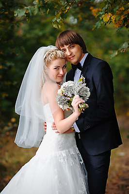 포토 JPG 해외이미지 백인 커플 드레스 공원 여자 남자 행복 신랑 결혼 관계 신혼부부 포옹 자연 결혼식 남편 갈색머리 함께함 사랑 정장 이벤트 성인 야외 두명 초록색 금발 햇빛 갈색 평화 맑음 기쁨 시골 축하 아내 가운 중앙 가득함 공평 내추럴 해외202004 해외포토 서양인 헤어스타일 부부 옷 공공시설 감정 컬러 컨셉 안기 날씨 사람 태양 생태계 신혼 파일형식 이미지허브