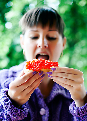 포토 JPG 해외이미지 1 응시 여자 음식 빵 오렌지 부분 손가락 샌드위치 건강 어류 한명 사람 성인 빨간색 보라색 입 치아 아침식사 손톱관리 손톱 먹기 기아 해산물 준비 상쾌 토스트 연어 버터 흙더미 점심식사 단백질 식품점 짠맛 캐비아 해외202004 해외포토 손 시선 감정 컬러 과일 식재료 모션 신체부위 상점 식사 수중동물 흙 소화기관 맛 네일아트 사회이슈 영양소 파일형식 더미 이미지허브