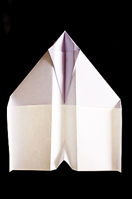 포토 JPG 해외이미지 종이 검은배경 실내 사람없음 한개 종이비행기 해외202004 해외포토 1 백그라운드 내부 검은색 종이접기 파일형식 이미지허브