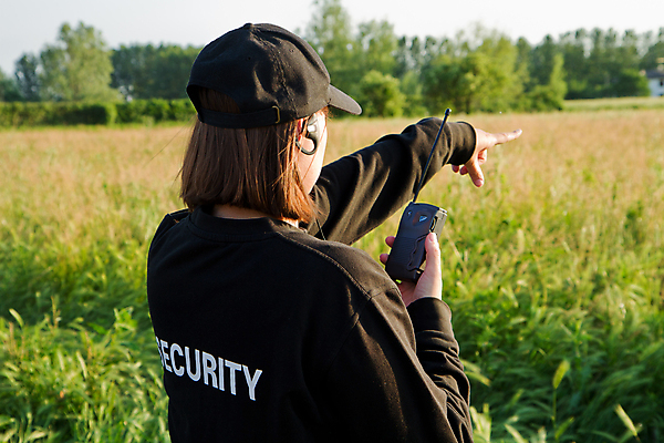 포토 JPG 해외이미지 남자 유니폼 텍스트 한명 경비 안전 사람 이벤트 단어 힘 재킷 콘서트 관찰 경찰 보호 군중 소프트포커스 위험 싱글 보안 근육질 감시 경호원 장교 해외202004 해외포토 직업 문자 1 옷 컨셉 모션 근육 촬영기법 외투 공연 몸매 파일형식 이미지허브