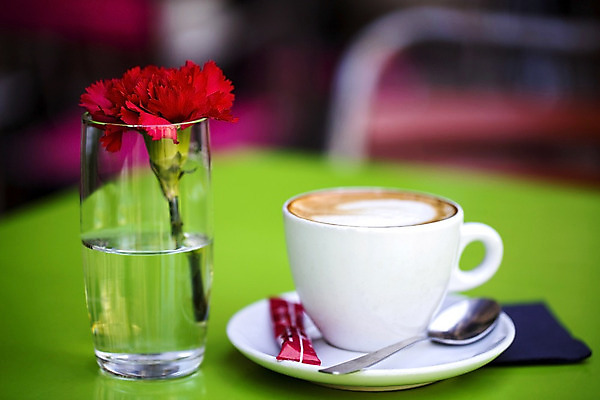 포토 JPG 해외이미지 유럽 커피 음료 여행 백그라운드 잎 탁자 아침 휴식 거리 사람없음 야외 컵 빨간색 초록색 우주 식당 숟가락 침묵 카페 머그컵 흰색 신선 뜨거움 도자기 컵받침 보케 아로마 에스프레소 내추럴 단절 블러 카페인 스타일 해외202004 해외포토 주간 식물 식기 나라 컬러 가구 컨셉 수저 상점 소리 받침대 파일형식 이미지허브