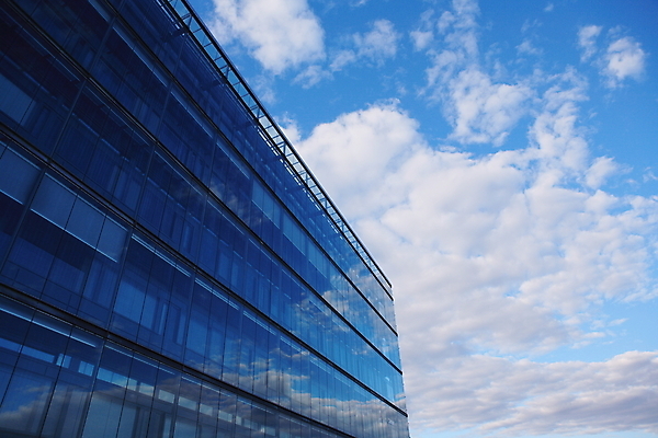 포토 JPG 해외이미지 구름 벽 비즈니스 건축양식 창문 유리 하늘 사람없음 건물 사무실 반사 업무 해외202004 해외포토 자연요소 건축물 건축 재질 작업 파일형식 이미지허브