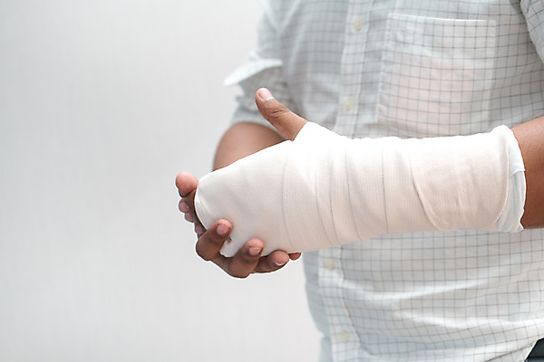 포토 JPG 해외이미지 백인 손 여자 남자 백그라운드 컨셉 포장 건강 병원 사람 사람없음 치료 약 고통 장비 환자 의사 흰색 도움 상처 붕대 팔 테라피 깨짐 돌봄 석고 스캐너 타격 의료성형뷰티 해외202004 해외포토 서양인 감정 컬러 의학 모션 신체부위 뷰티 의료진 파일형식 이미지허브