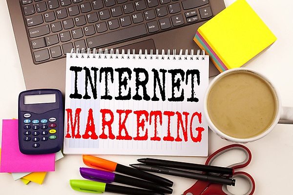 포토 JPG 해외이미지 손 디자인 캠페인 백그라운드 컨셉 인터넷 비즈니스 텍스트 통신 관계 추상 사람없음 단어 디지털 스크린 자료 웹 네트워크 시장 이메일 계획 분석 상업 온라인 혁명 경영 마케팅 소셜 네트워킹 해외202004 해외포토 문자 무늬 신체부위 파일형식 이미지허브