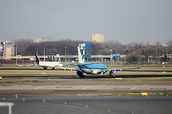 포토 JPG 해외이미지 음료 여행 날개 교통시설 하늘 휴가 비행기 항해 사람없음 파란색 여행객 시간 공항 땅 도착 항공 사인 출발 꼬리 여권 활주로 제트기 이륙 기어 스카이라인 지연 취소 암스테르담 대패 착륙 터미널 해외202004 해외포토 길 컬러 교통 컨셉 배_교통 항공교통 대중교통 사람 네덜란드 시설 파일형식 이미지허브