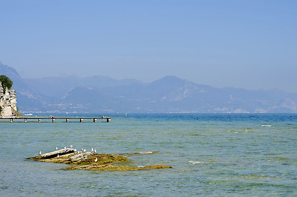 포토 JPG 해외이미지 유럽 호수 물결 파도 바다 백그라운드 패턴 자연 갈매기 표면 산 파노라마 사람없음 물 여름 파란색 빛 햇빛 항구 수중 침묵 이탈리아 활발 젖음 흐름 바위 신선 투명 액체 질감 알프스 장면 내추럴 깊이 잔물결 터키석 해외202004 해외포토 자연요소 계절 나라 컬러 컨셉 무늬 교통시설 조류 촬영기법 태양 소리 돌_바위 보석 생태계 파일형식 이미지허브