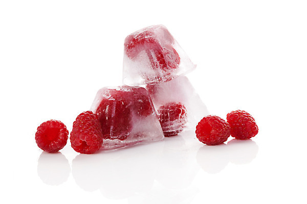 포토 JPG 해외이미지 스튜디오촬영 열매 과일 사람없음 냉동 얼음 투명 큐브 흰배경 산딸기 해외202004 해외포토 자연요소 식물 백그라운드 실내 흰색 파일형식 이미지허브