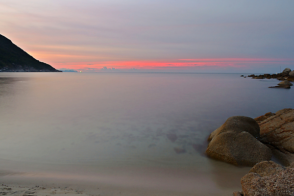포토 JPG 해외이미지 모래 바다 섬 여행 백그라운드 태국 자연 휴가 휴식 풍경 사람없음 가로 빨간색 여름 관광지 햇빛 일출 어둠 황혼 일몰 새벽 만 수면 황금 장노출 열대기후 웅장함 인도차이나반도 수평선 해외202004 해외포토 자연요소 계절 아시아 컬러 컨셉 촬영기법 물 태양 노을 생태계 파일형식 이미지허브