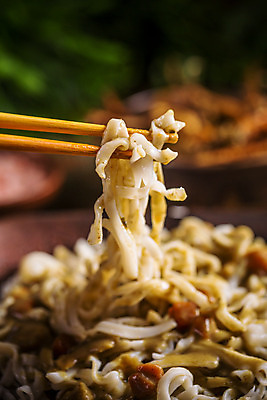 포토 JPG 해외이미지 접시 채소 젓가락 태국 고추 건강 동양인 사람없음 초록색 저녁식사 중국 튀김 고명 맛 강의 메인 향신료 국수 카레 패드 샬롯 해외202004 해외포토 식기 아시아 음식 컬러 컨셉 양파 수저 인종 식사 면류 향미료 파일형식 이미지허브