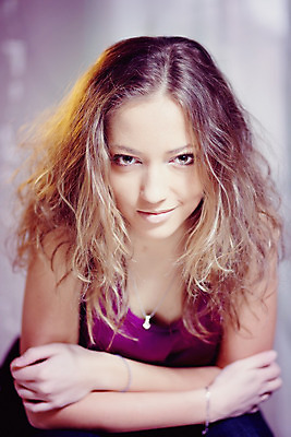 포토 JPG 해외이미지 백인 모델 1 여자 얼굴 포즈 한명 사람 성인 가로 유행 카메라 표현 화려 우아함 어깨 스타일 유일 해외202004 해외포토 서양인 컨셉 신체부위 전자제품 파일형식 이미지허브