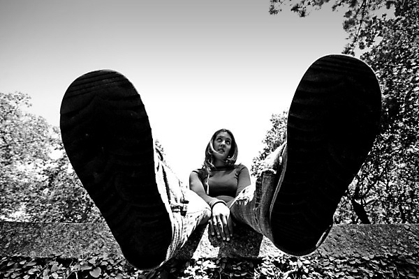 포토 JPG 해외이미지 나무 공원 행복 한명 검은색 흰색 큼 양발 해외202004 해외포토 식물 1 공공시설 감정 컬러 사람 크기 파일형식 이미지허브