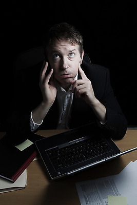 포토 JPG 해외이미지 백인 직업 남자 생각 비즈니스 사업가 통신 노동자 스트레스 세포 한명 사람 정장 성인 세로 스마트폰 컴퓨터 사무실 검은색 어둠 분노 비즈니스맨 좌절 감독 야간 저녁 종업원 분석 경영자 야근 경영 심각 정중 프로젝트 해외202004 해외포토 자연요소 서양인 1 옷 감정 컬러 컨셉 전자제품 핸드폰 스마트기기 업무 직장인 리더 파일형식 이미지허브