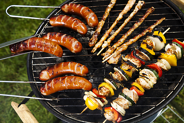 포토 JPG 해외이미지 주간 집게 육류 요리 들기 사람없음 야외 파티 정원 소시지 꼬치 연기 그릴 바비큐 굽기 꼬치구이 소시지구이 해외202004 해외포토 자연요소 음식 식재료 모션 주방용품 이벤트 가공식품 구이 파일형식 이미지허브