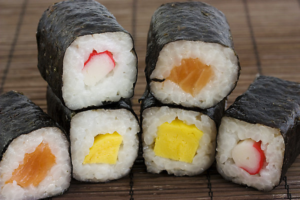 포토 JPG 해외이미지 아시아 문화 음식 백그라운드 다이어트 젓가락 밥 건강 어류 동양인 인종 사람없음 식당 일본 식사 초밥 회 신선 해산물 준비 날것 연어 동쪽 점심식사 대두 해외202004 해외포토 나라 수저 사람 상점 수중동물 방향 일본음식 파일형식 이미지허브