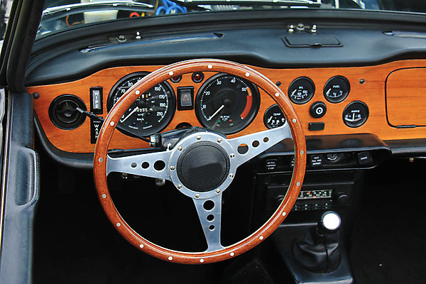 포토 JPG 해외이미지 이동 컨셉 교통시설 자동차 버튼 사람없음 내부 금속 검은색 운전 바퀴 클래식 고급 가죽 오브젝트 오픈카 복고 계기판 옛날 스타일 해외202004 해외포토 육상교통 컬러 교통 모션 승용차 재질 시설 파일형식 이미지허브