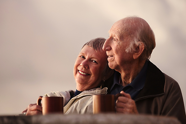 포토 JPG 해외이미지 커플 여자 할아버지 노년 남자 행복 할머니 커피 음료 결혼 2 남편 함께함 사랑 미소 웃음 사람 성인 야외 두명 우정 재킷 회색 머그컵 마시기 아내 쌍 차 60대 은퇴 동료 옛날 조부모 카피스페이스 해외202004 해외포토 감정 컬러 컨셉 가족 관계 모션 표정 이벤트 컵 친구 공백 외투 파일형식 이미지허브
